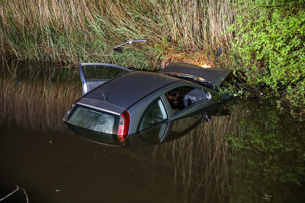 Auto te water, bestuurder haalt nat pak