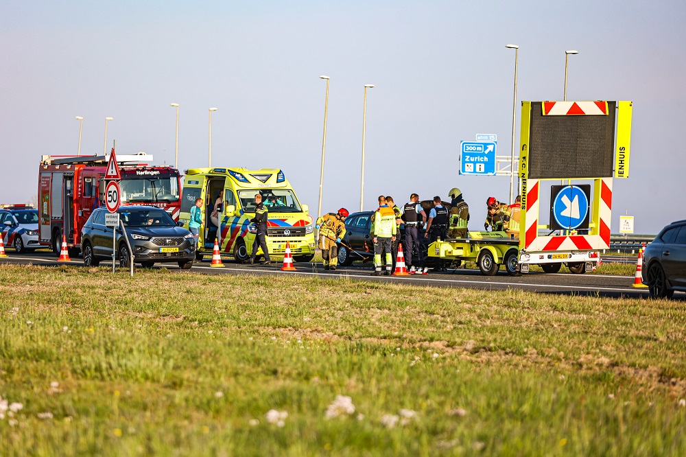 Auto botst tegen pijlwagen, bestuurster ongedeerd