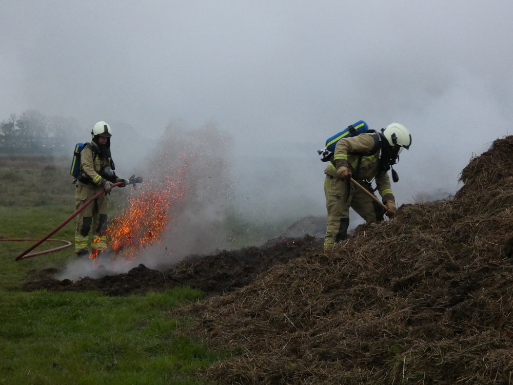 Berg met hooi vliegt in brand in natuurgebied