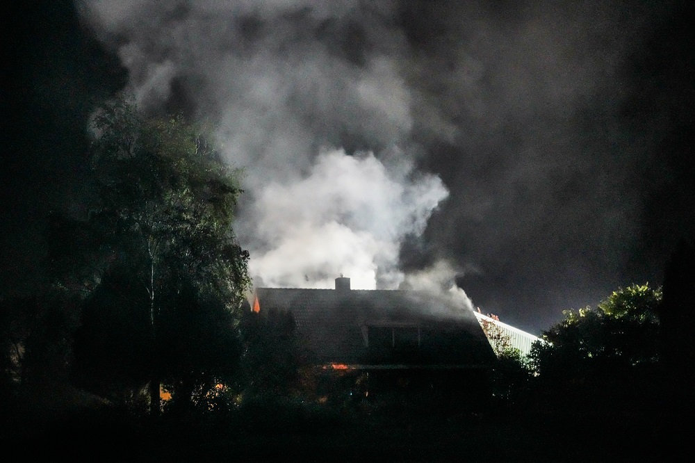 Forse woningbrand, bewoner ademt rook in