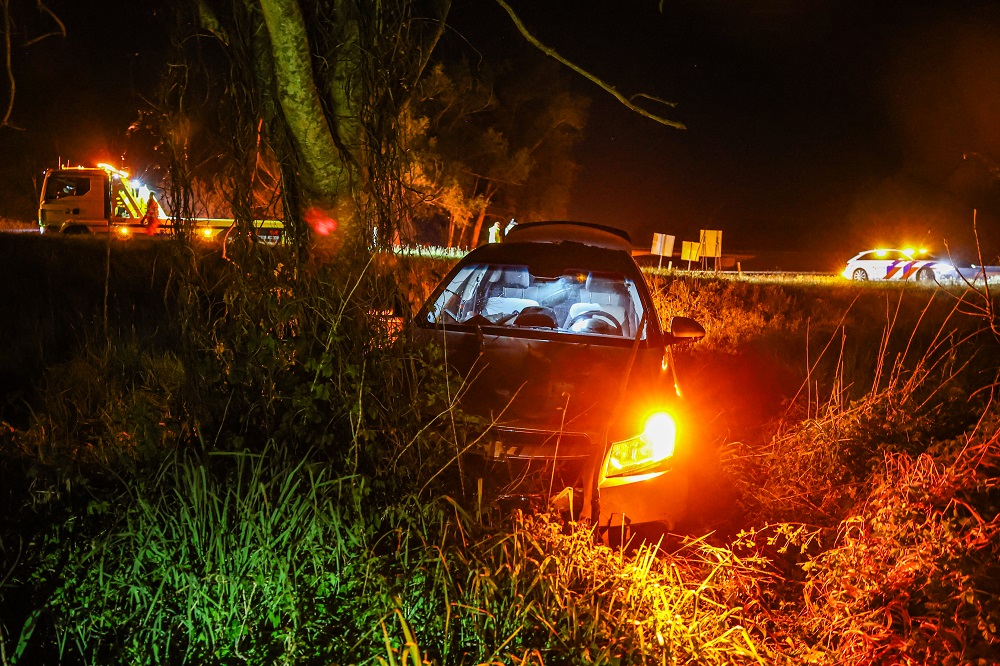 Auto botst tegen boom na politieachtervolging