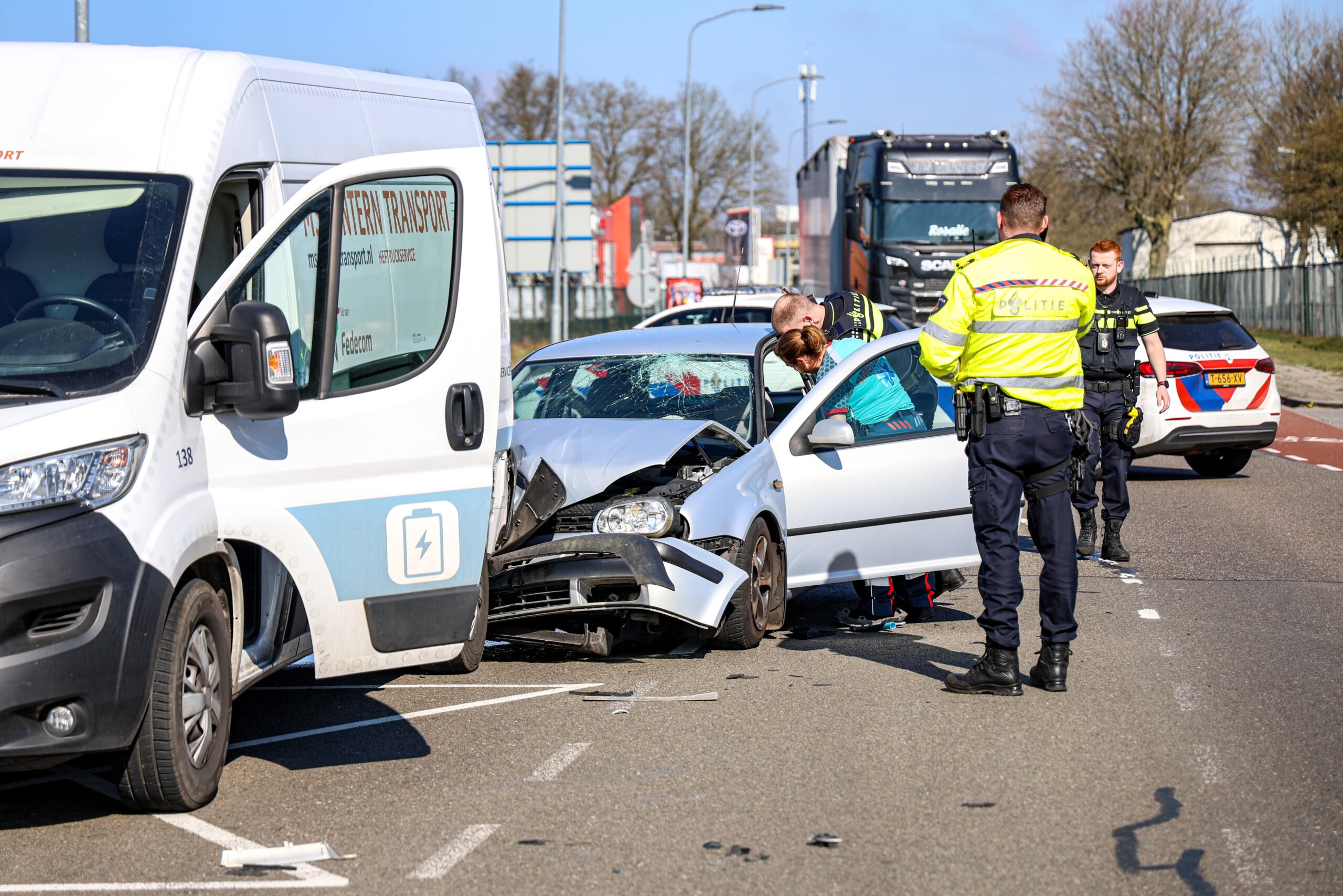 Veel schade en gewonde bij forse botsing