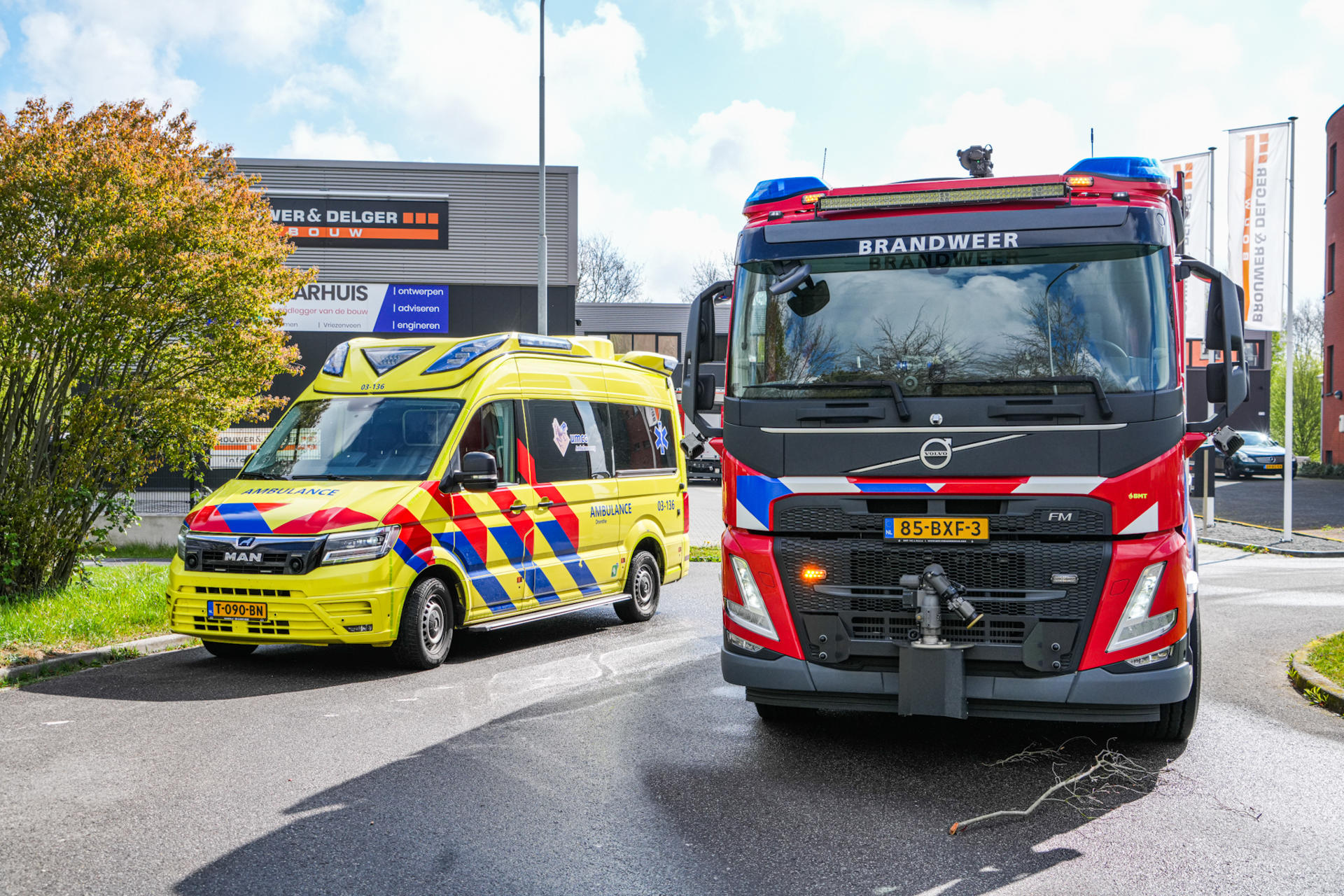 Brand bij autogarage tijdens werkzaamheden, één gewonde