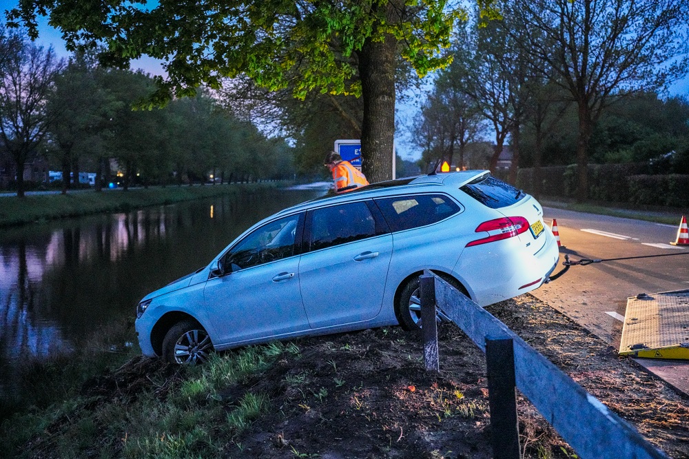 Automobilist valt in slaap naast gecrashte auto