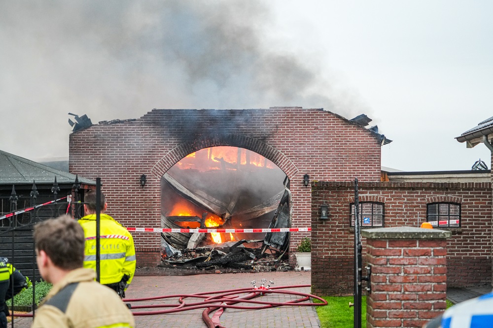 Schuur achter woning volledig verwoest door brand