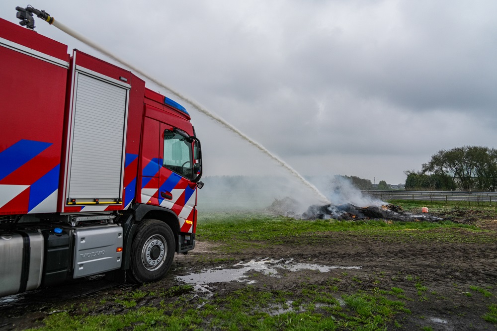 Brandweer lange tijd bezig met blussen van brandende mestbult