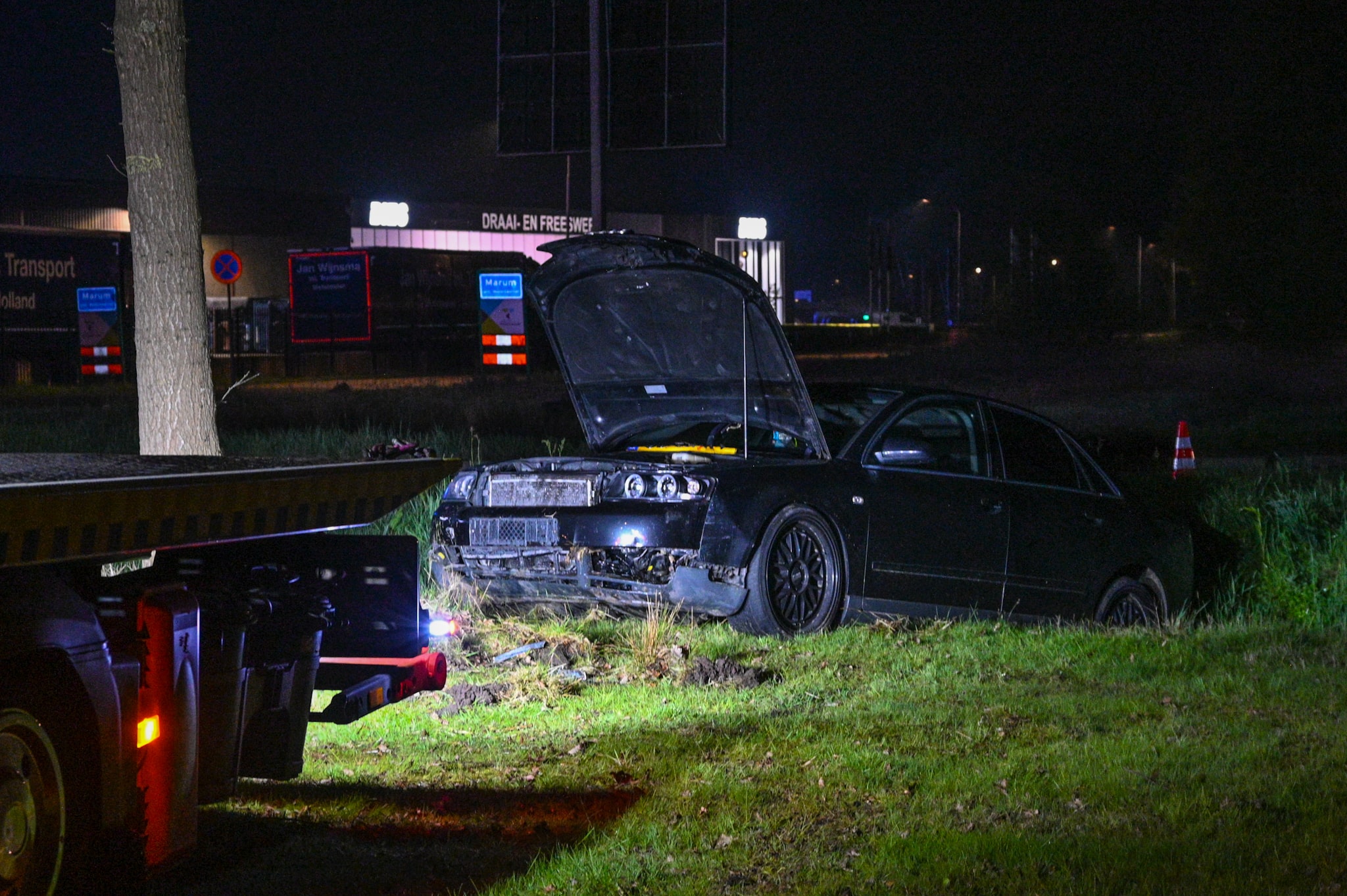 Bestuurder vliegt uit de bocht op afrit van de snelweg