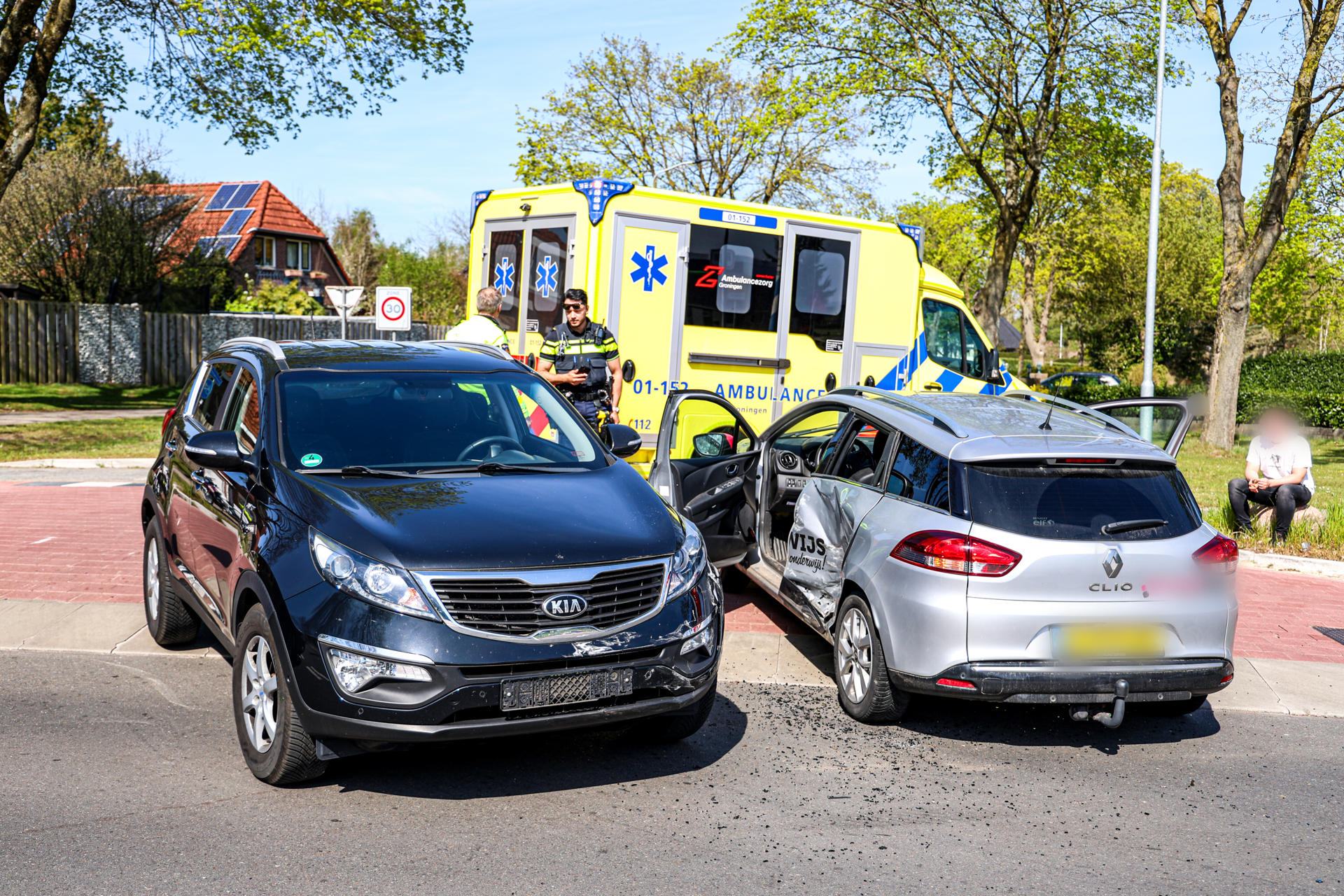 Twee auto’s botsen op kruispunt, één persoon gecontroleerd op verwondingen