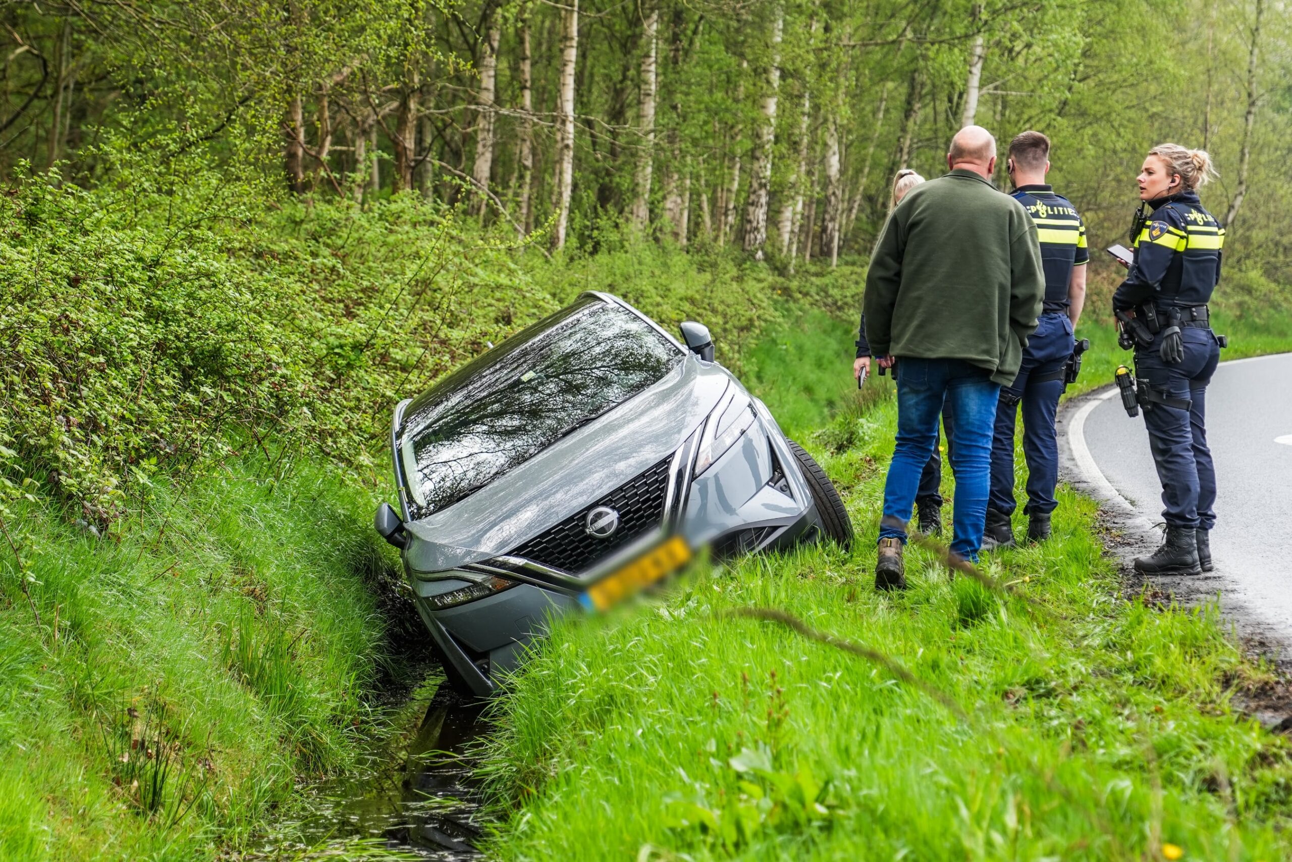 Auto raakt van de weg en belandt in sloot