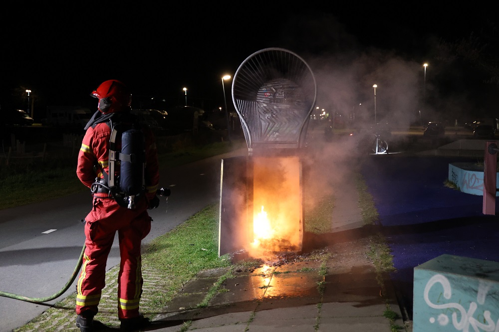 Brandweer blust nachtelijke containerbrand