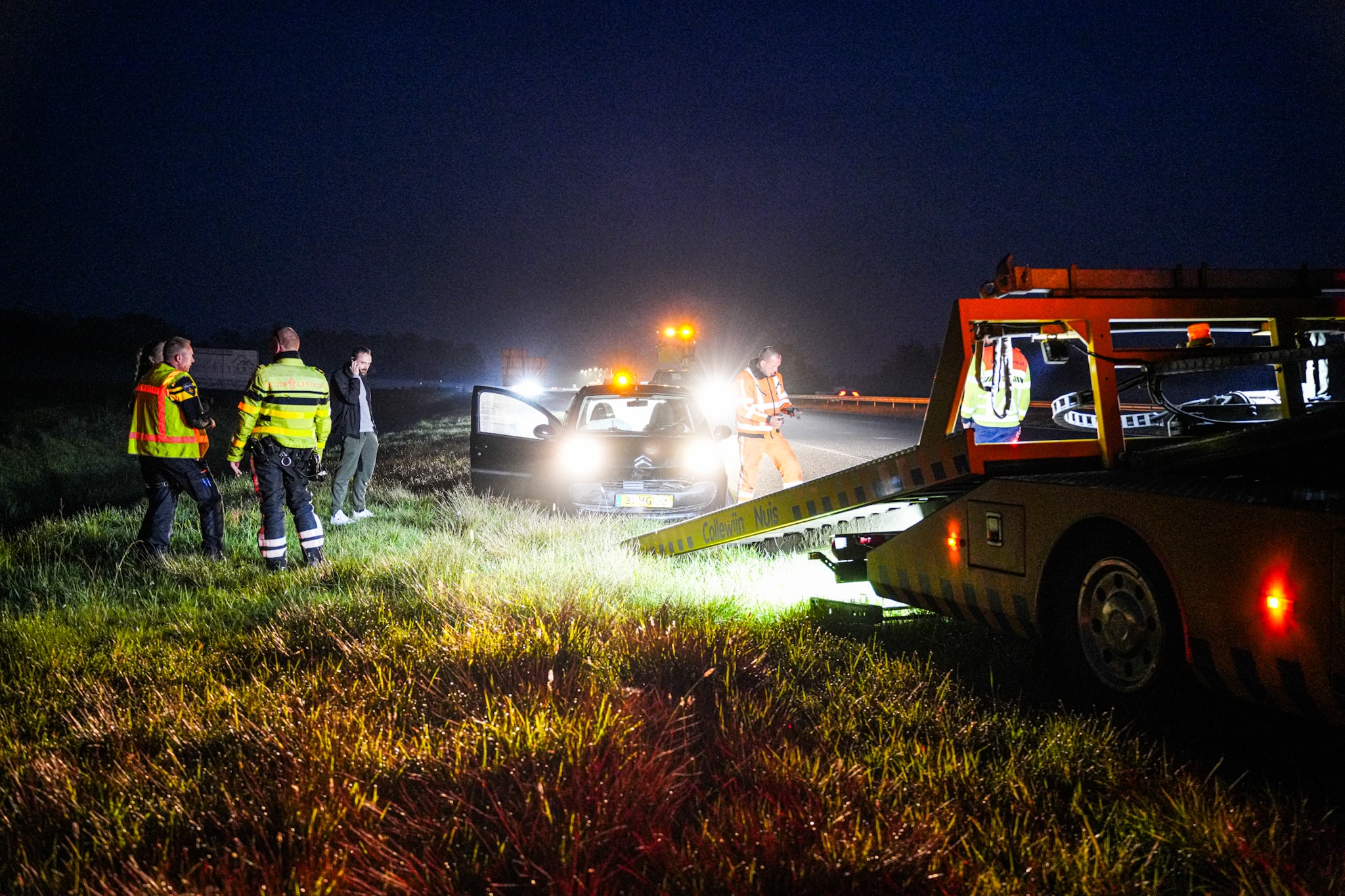 Auto botst tegen ree op snelweg