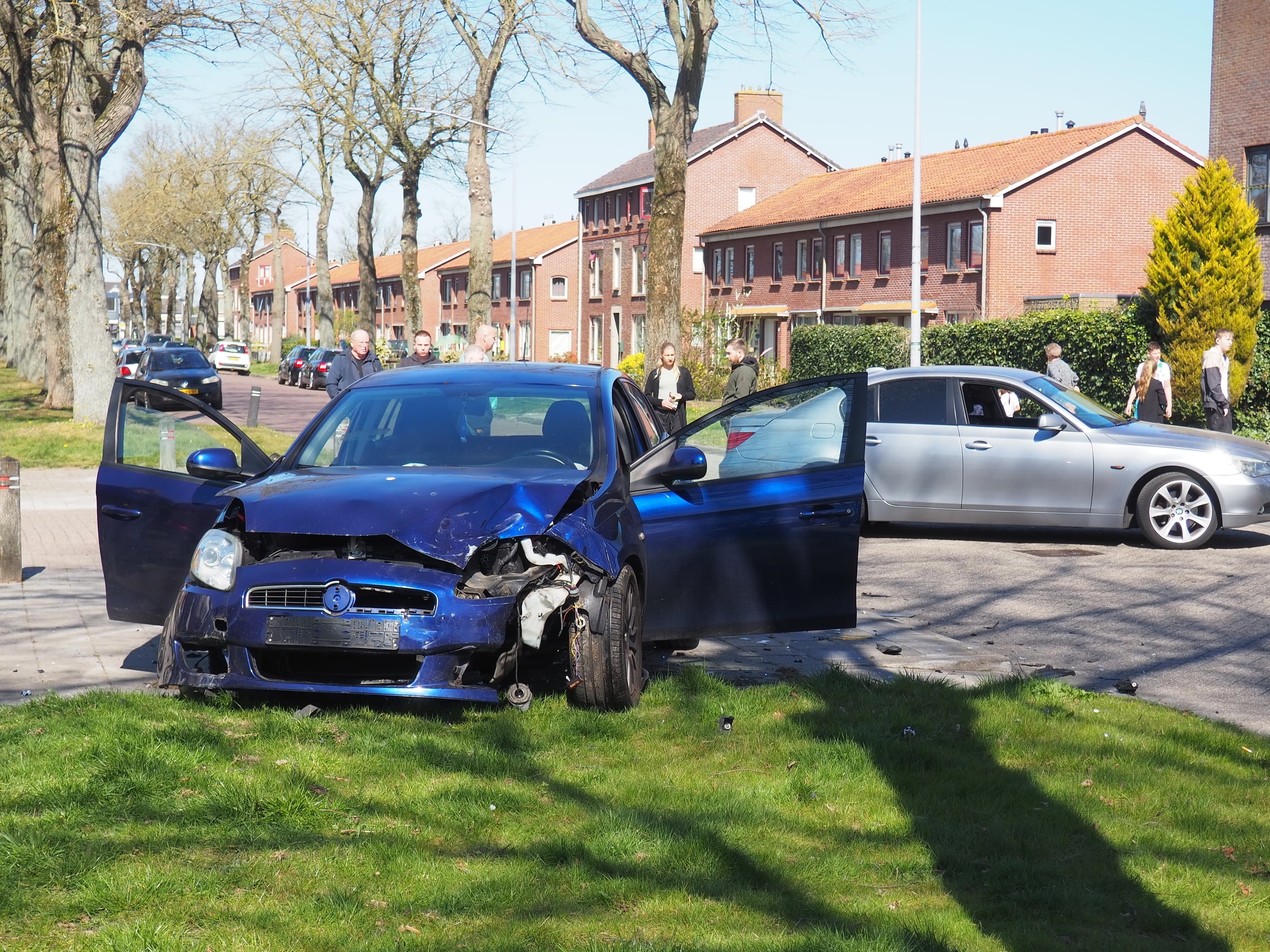 Flinke schade na botsing tussen twee voertuigen