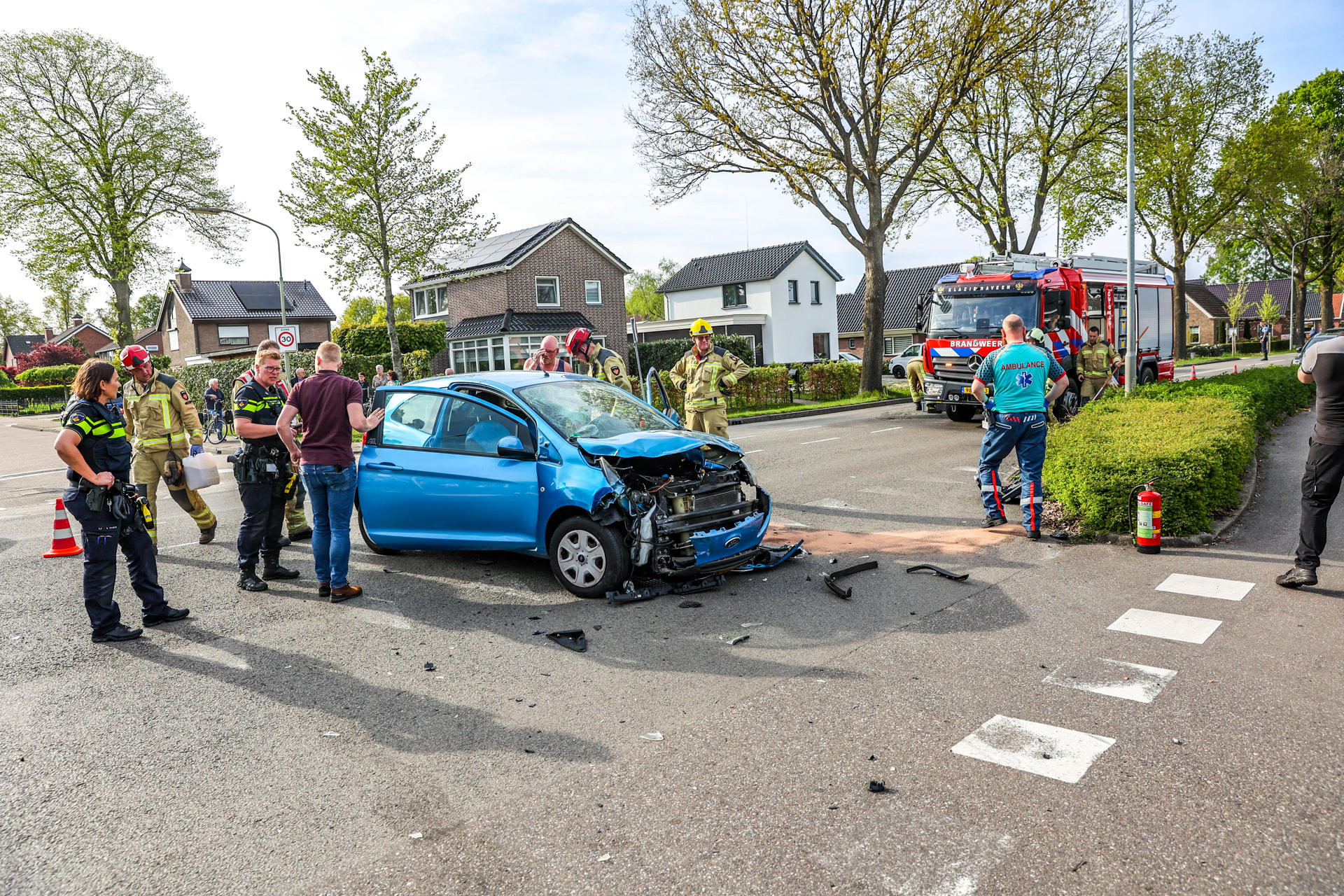 Auto op zijkant na botsing op kruising