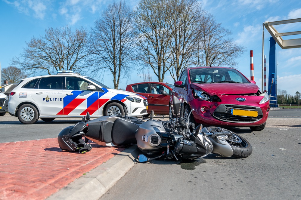 Motorrijdster gewond na aanrijding op kruising