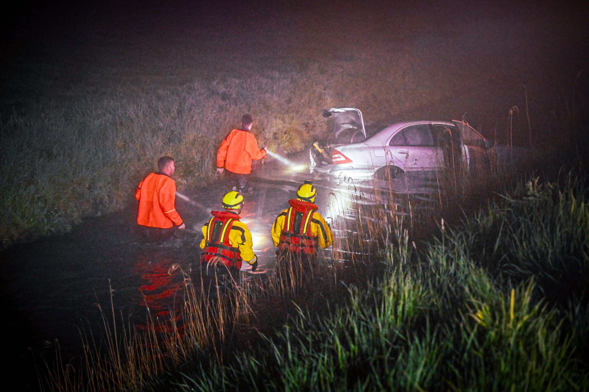 Auto belandt in water, bestuurder spoorloos
