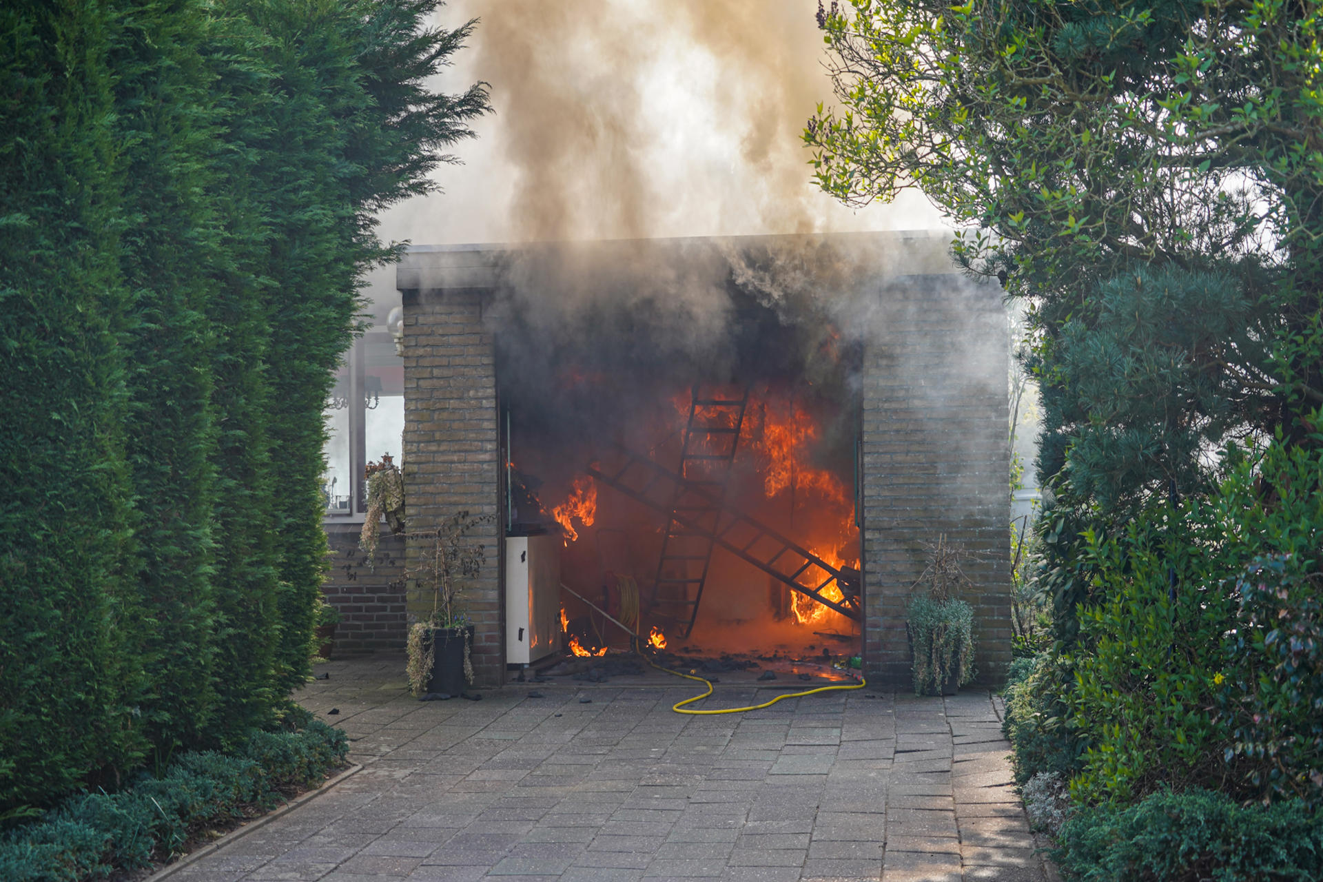 Uitslaande brand in garage naast woning zorgt voor flinke rookontwikkeling