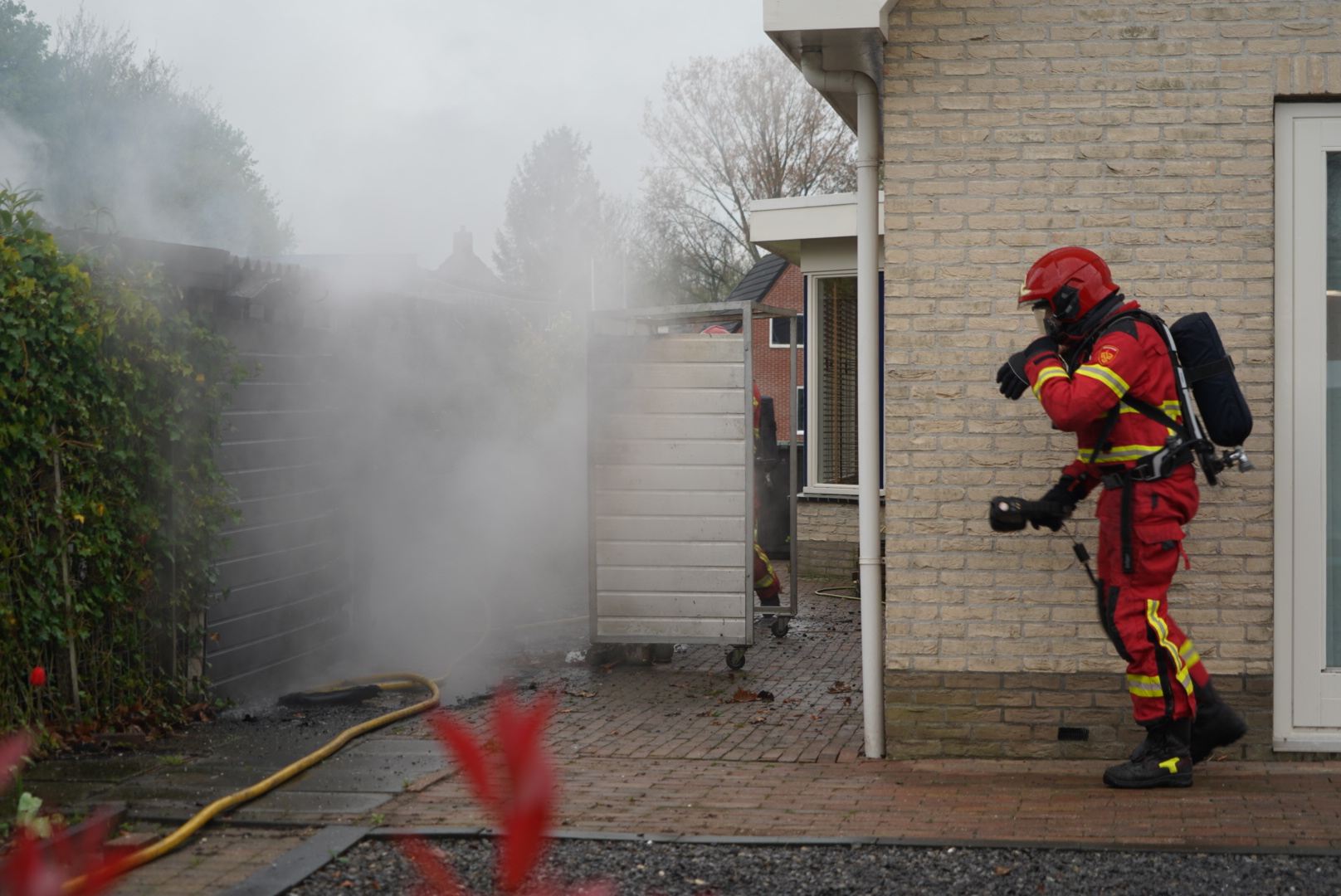 Tuinhuisje vliegt in brand
