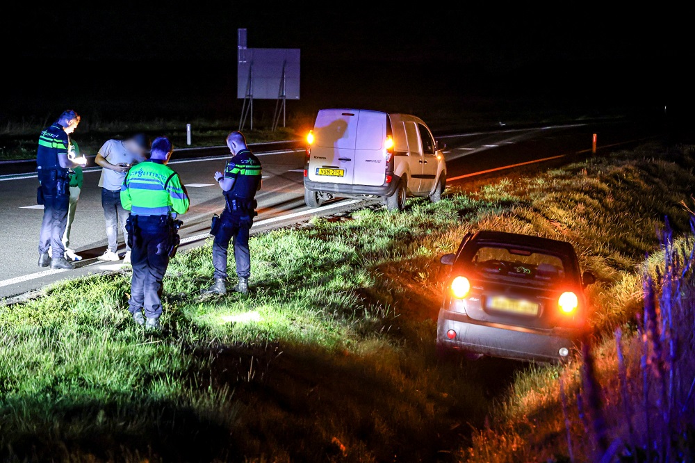 Auto raakt van de weg en belandt in sloot