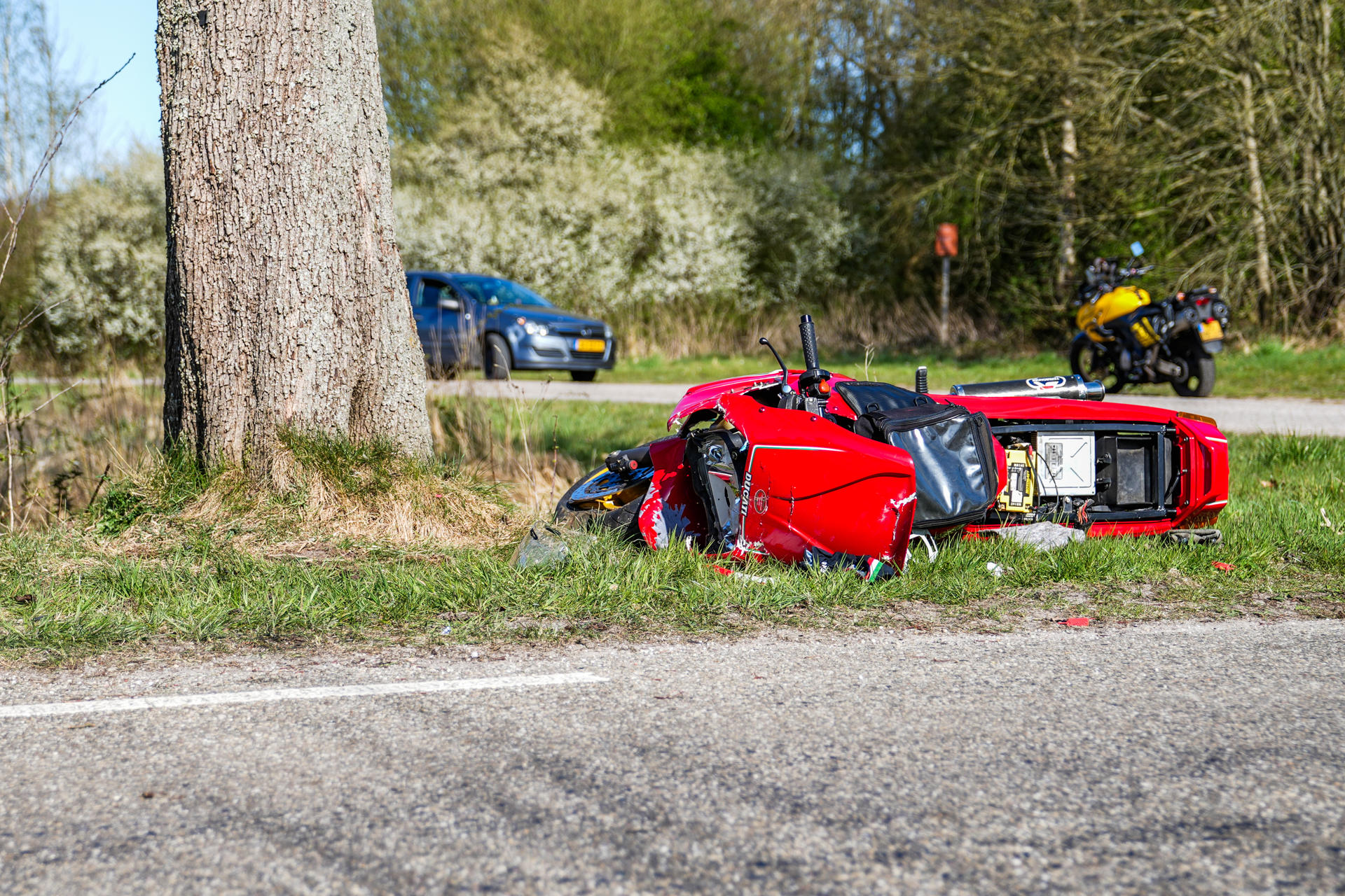 Motorrijder zwaargewond na botsing tegen boom