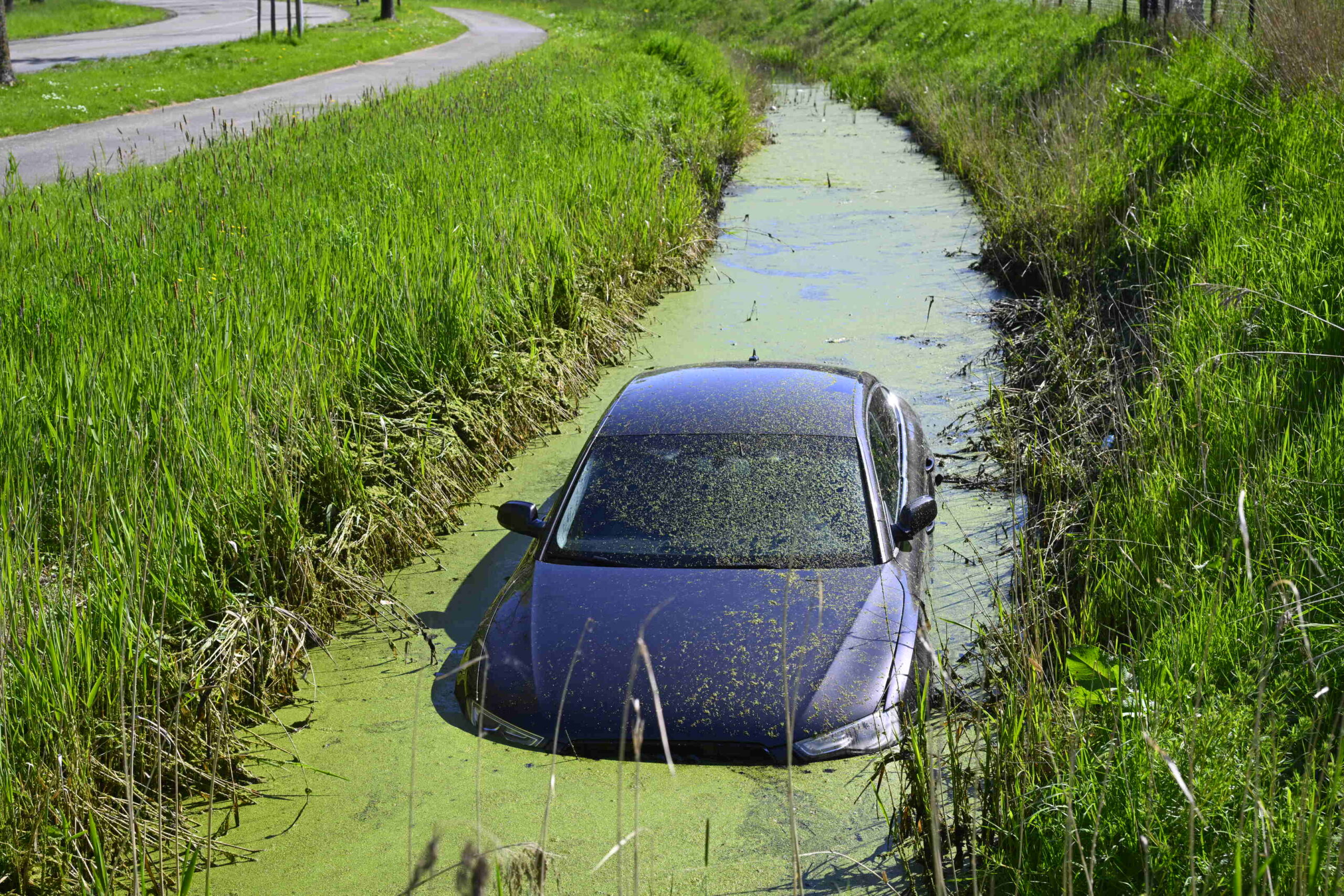 Automobilist valt in slaap en rijdt auto in sloot