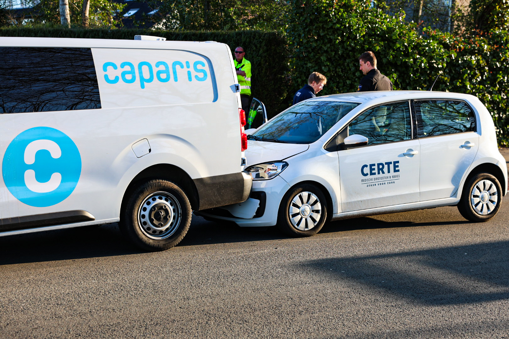 Kop-staart botsing tussen auto en bestelbus