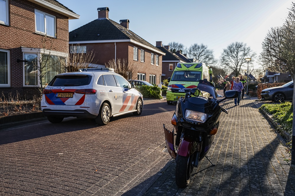 Voetganger geschept door motor en raakt gewond