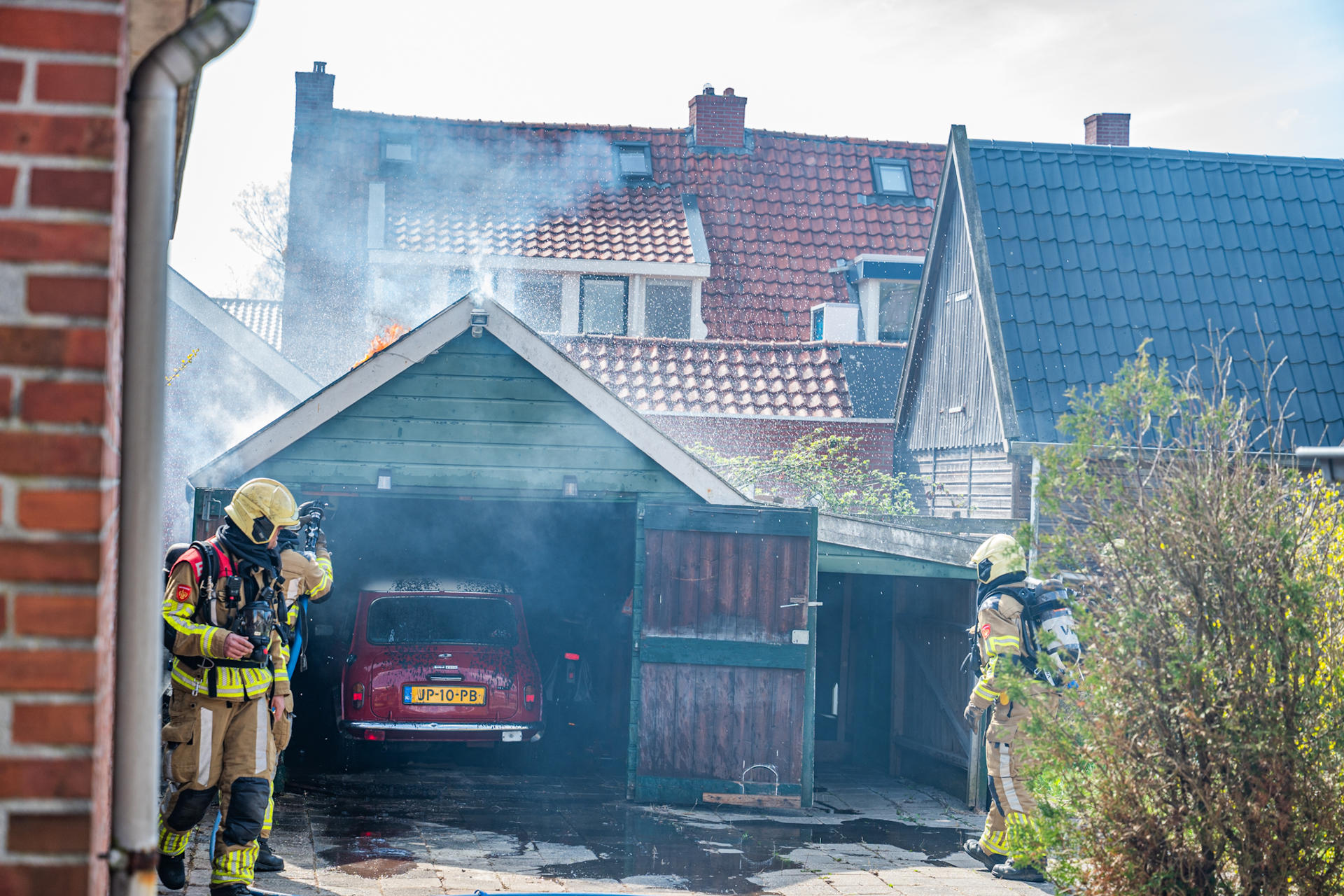 Uitslaande brand in schuur leidt tot opschaling brandweer