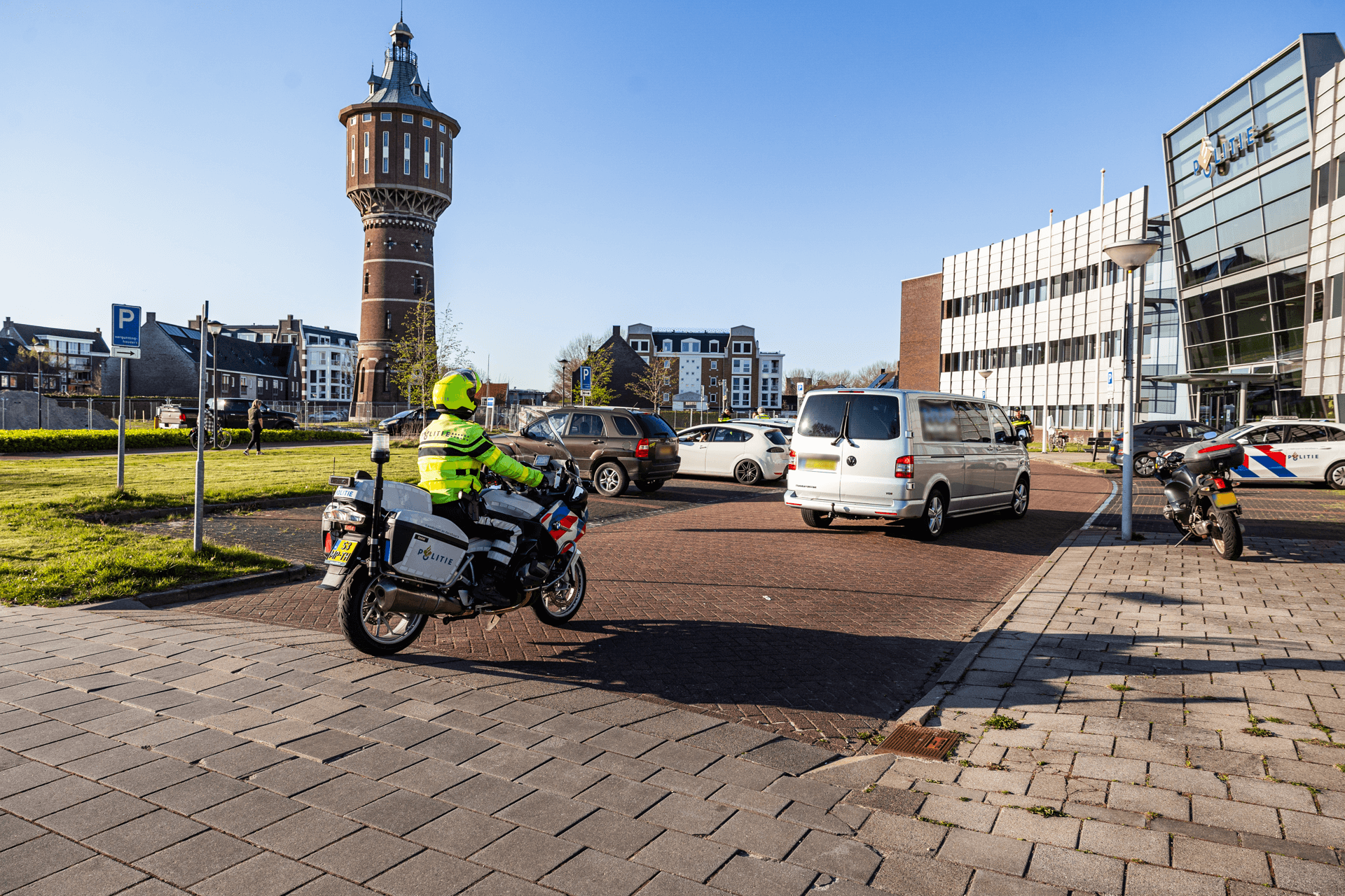 Grote verkeerscontrole op snelweg bij Sneek door politie en Belastingdienst