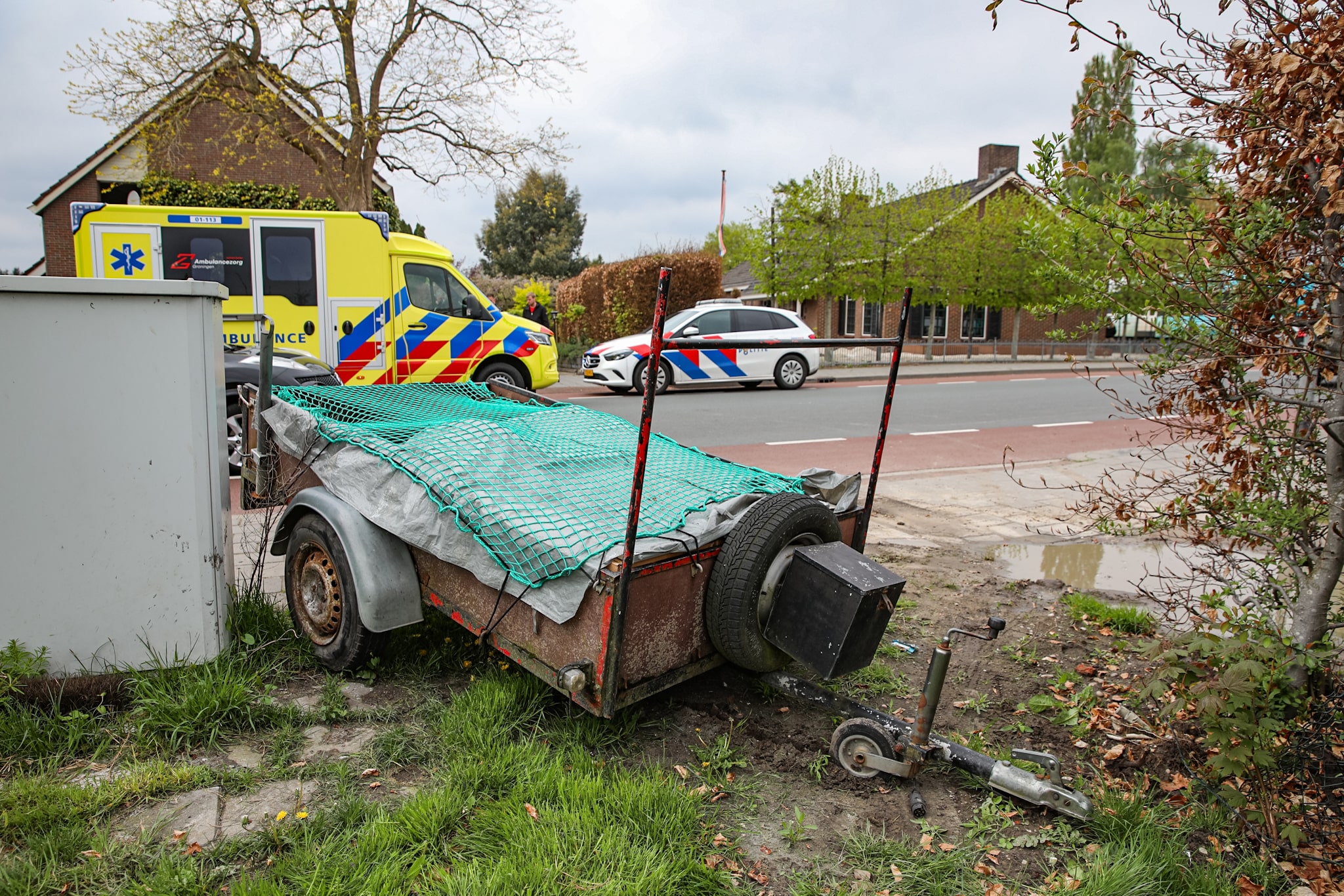 Jongen raakt gewond nadat aanhanger losschiet van auto