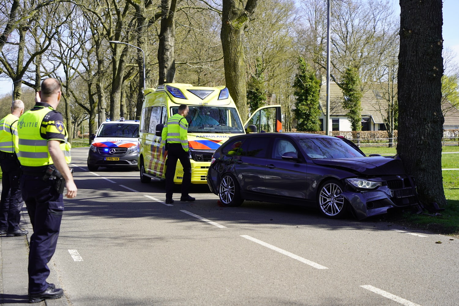 Auto botst tegen boom