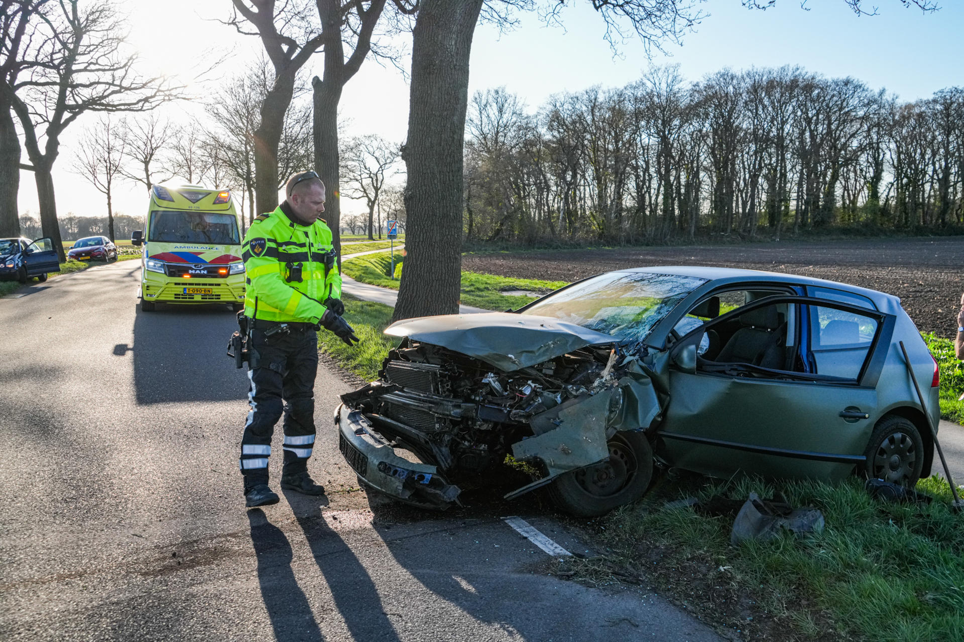 Auto botst tegen boom en draait weg, bestuurder lichtgewond