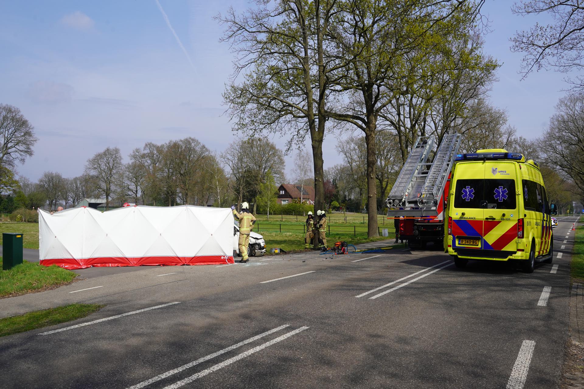 Bestuurder bekneld na botsing tussen twee auto’s, weg volledig afgesloten