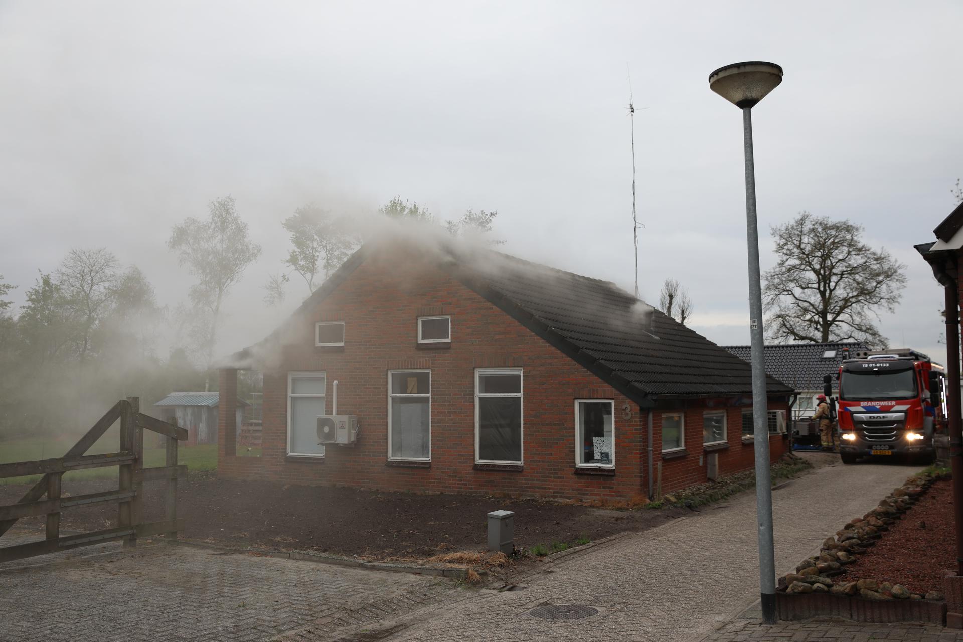 Moeilijk bereikbare woning vat vlam, brandweer schaalt op naar middelbrand