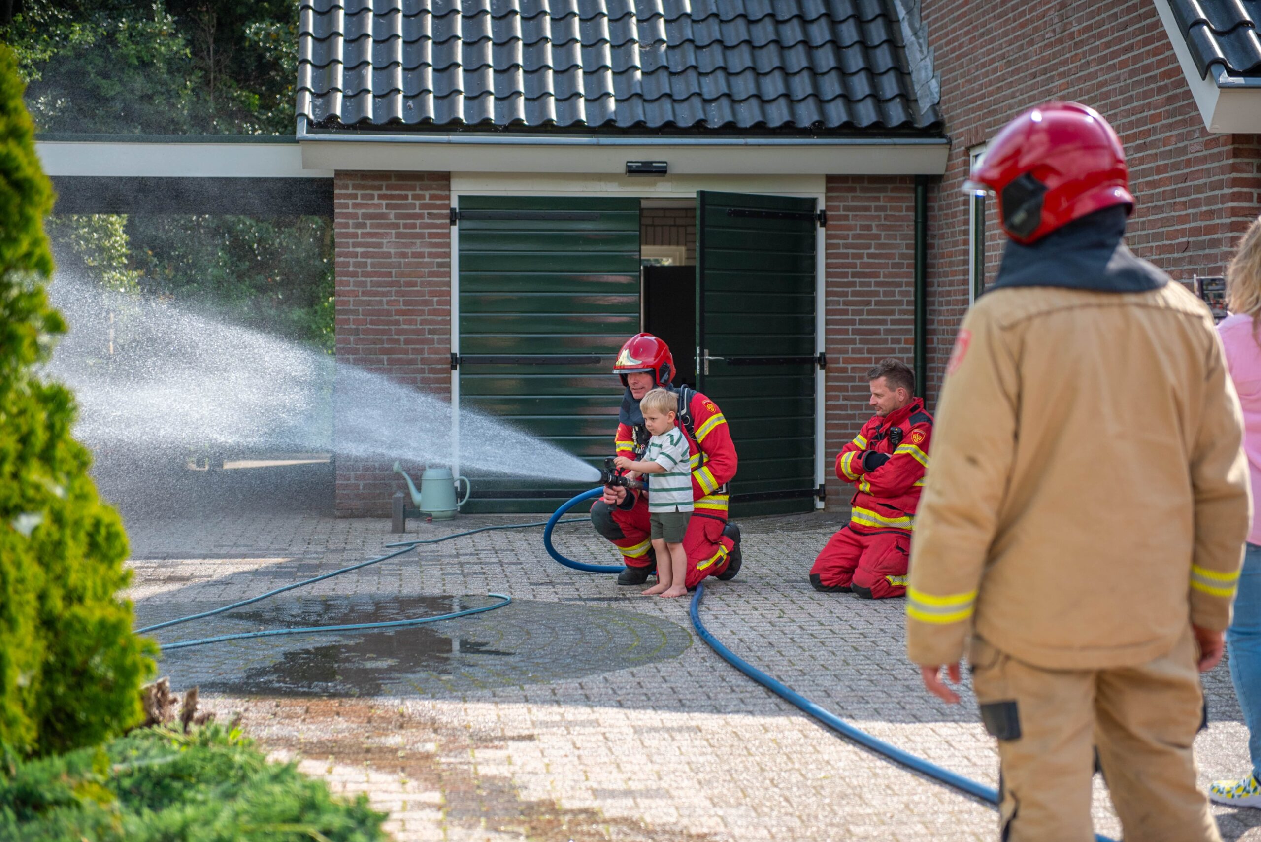 Kind helpt brandweer bij blussen van buitenbrand