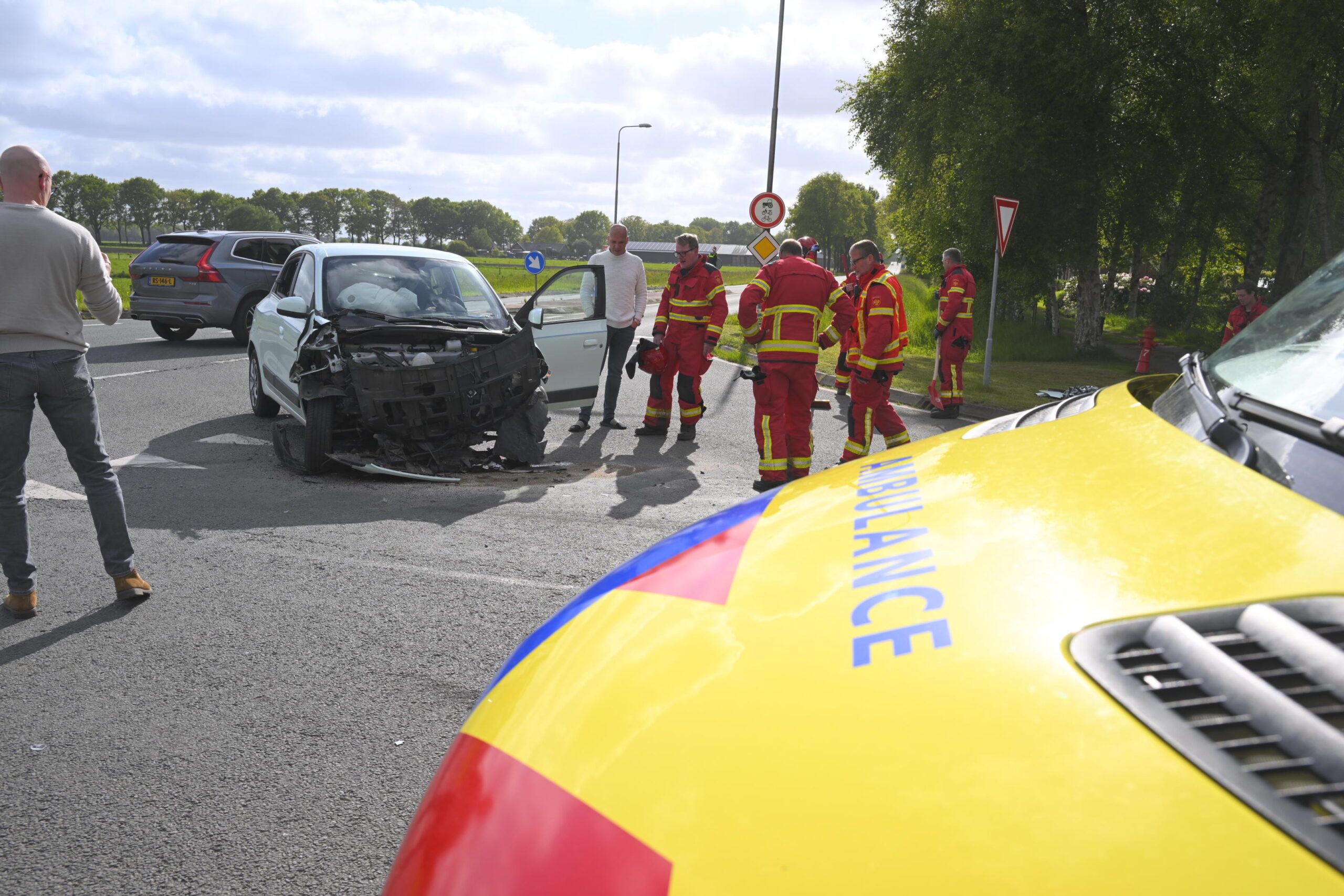 Twee auto’s botsen op kruising, slachtoffer bevrijd uit voertuig