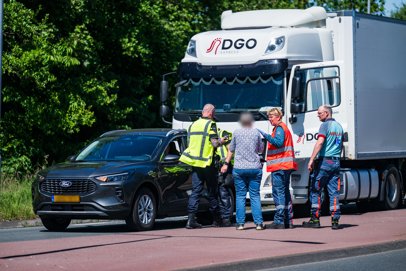 Vrachtwagen botst achterop personenauto