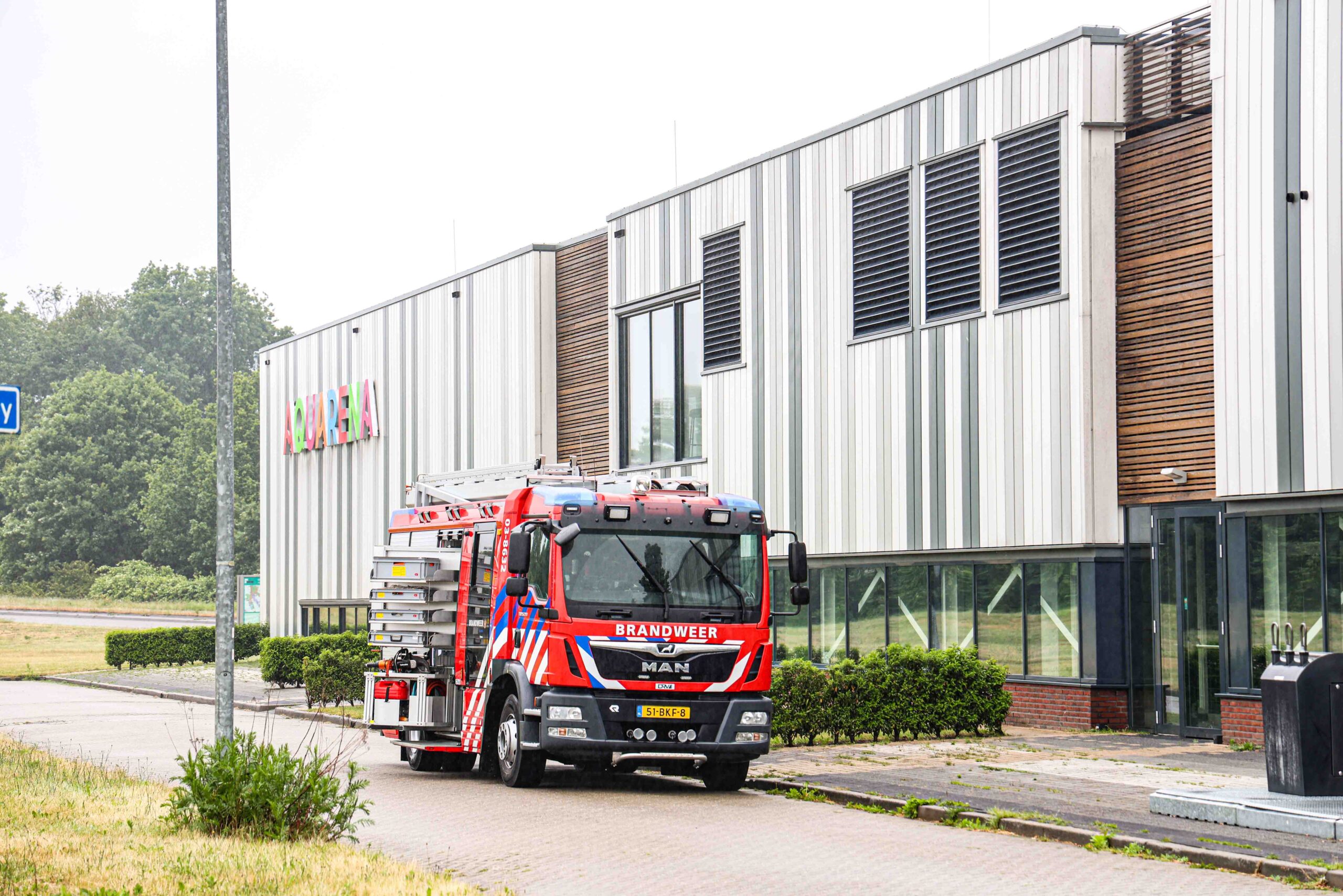 Persoon bekneld geraakt bij kleedruimtes zwembad