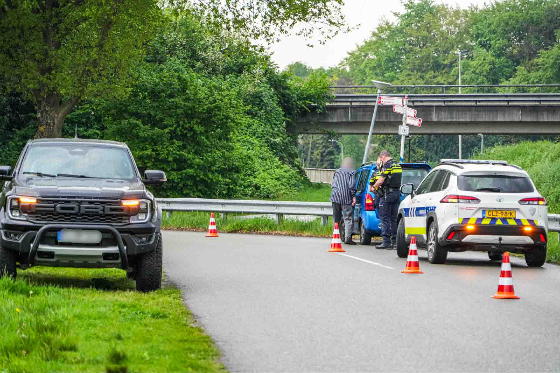 Auto botst tegen vangrail na aanrijding