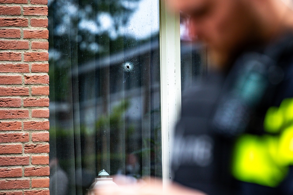 Woning beschoten, politiehelikopter zoekt dader