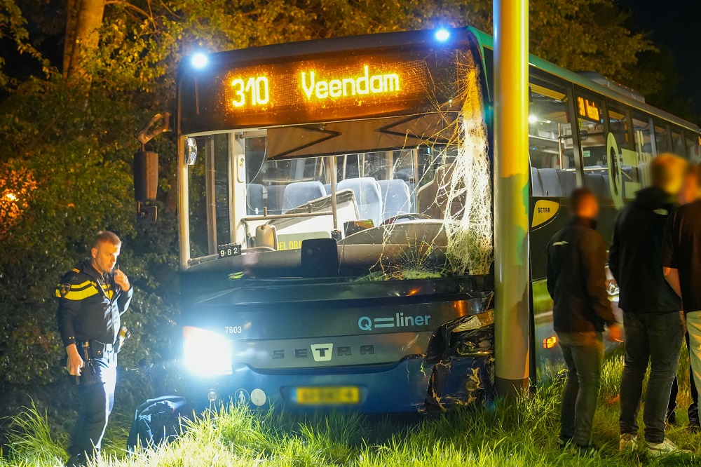 Bus met festivalbezoekers botst tegen lantaarnpaal