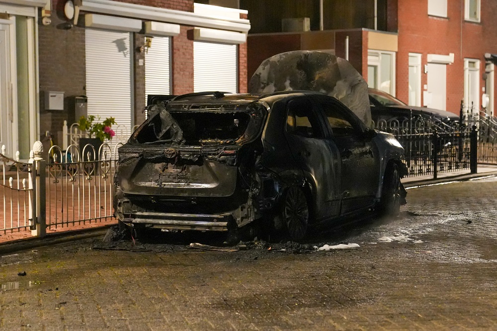 Auto voor woning door brand verwoest