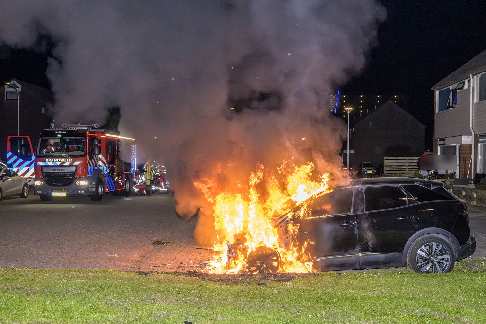 Twee auto’s uitgebrand, politie onderzoekt brandstichting