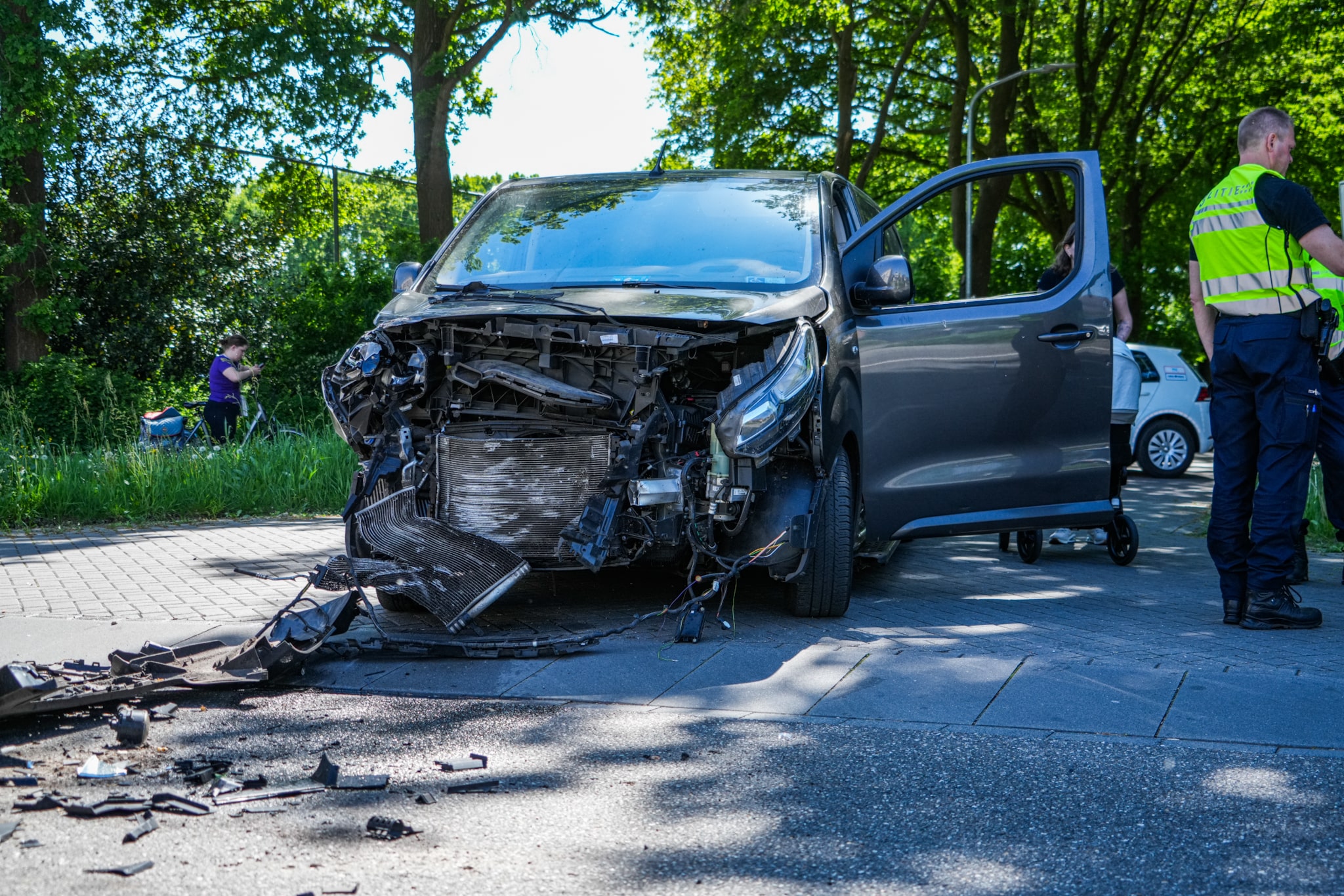 Veel schade na botsing tussen lesvrachtwagen en bestelbus