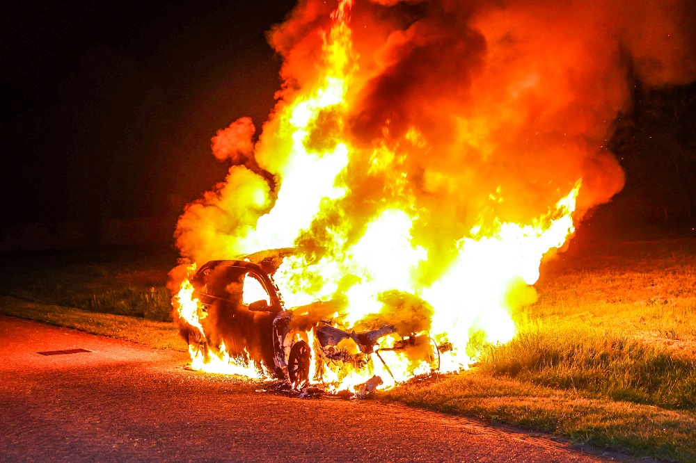 Achtergelaten auto geheel uitgebrand