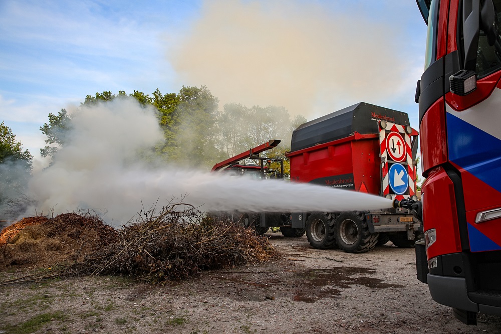 Berg met groenafval vliegt in brand