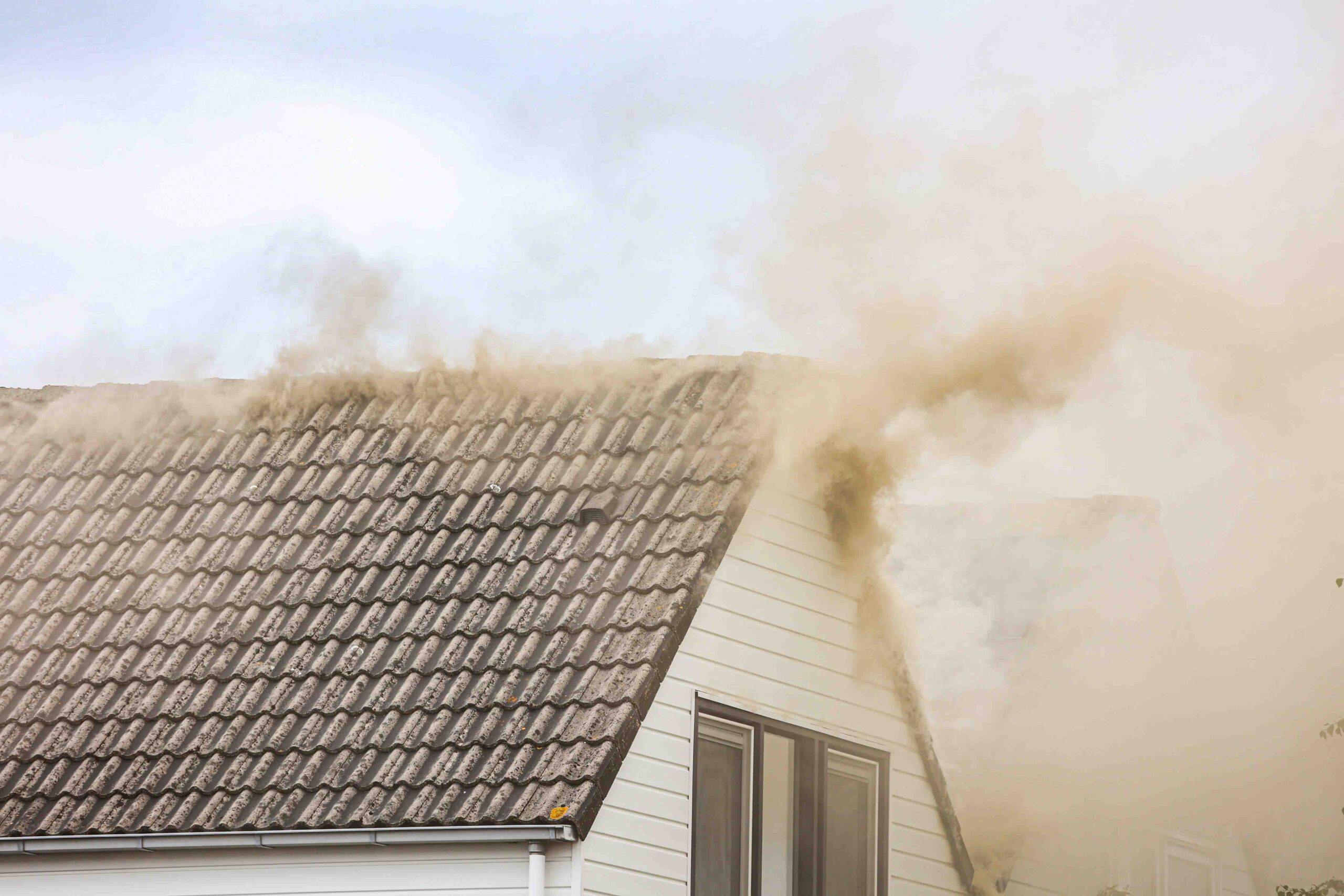 Grote brand in dak van woning, meerdere korpsen ingezet