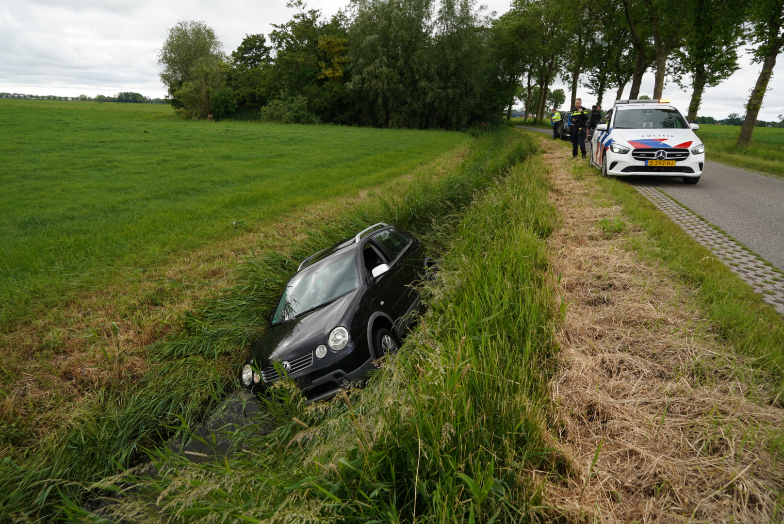 Auto raakt te water, inzittenden komen met schrik vrij