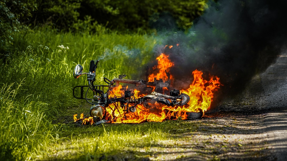 Scooter vliegt in brand tijdens het rijden