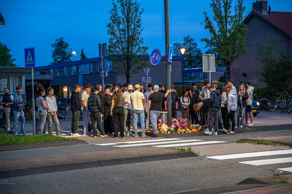 Jongeren leggen bloemen neer voor overleden scooterrijder