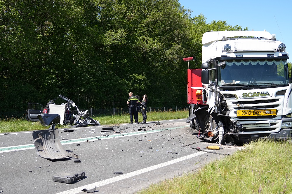 Twee doden (79 & 76) na ongeval tussen auto en vrachtwagen